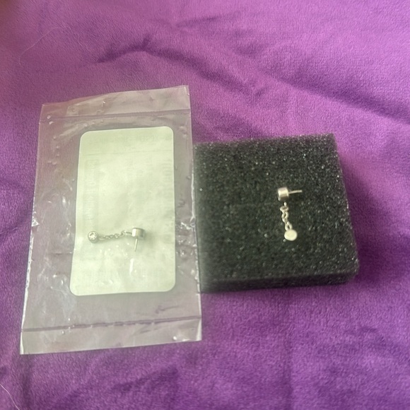 Neometal dangle bezel Threadless earrings. - Picture 4 of 5